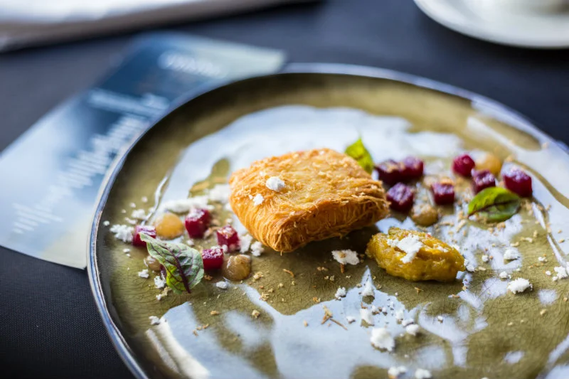 Kozi ser Chèvre Frais, żel Earl Grey, chutney z pomarańczy i rabarbaru, pieczony burak