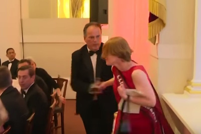 Brytyjski polityk Mark Field zaatakował działaczkę Greenpeace.