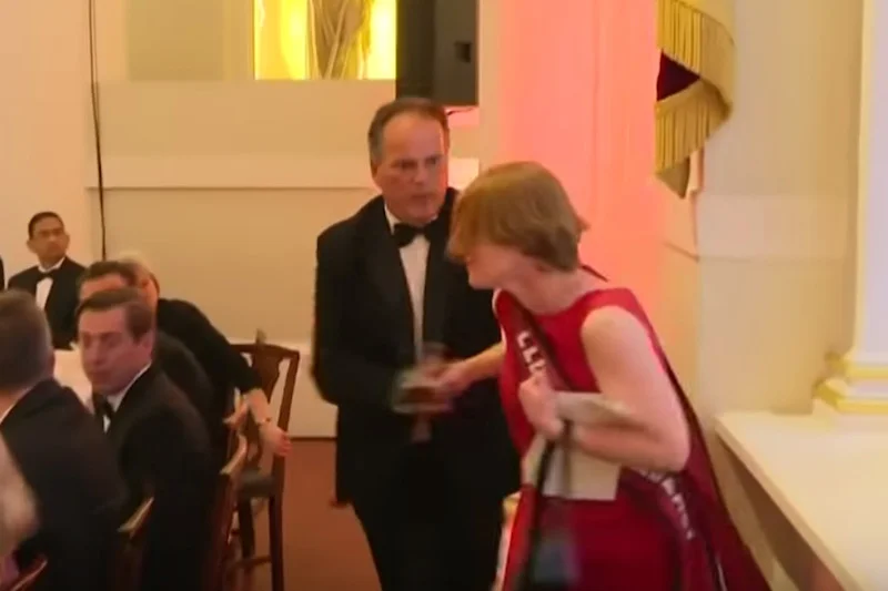Brytyjski polityk Mark Field zaatakował działaczkę Greenpeace.