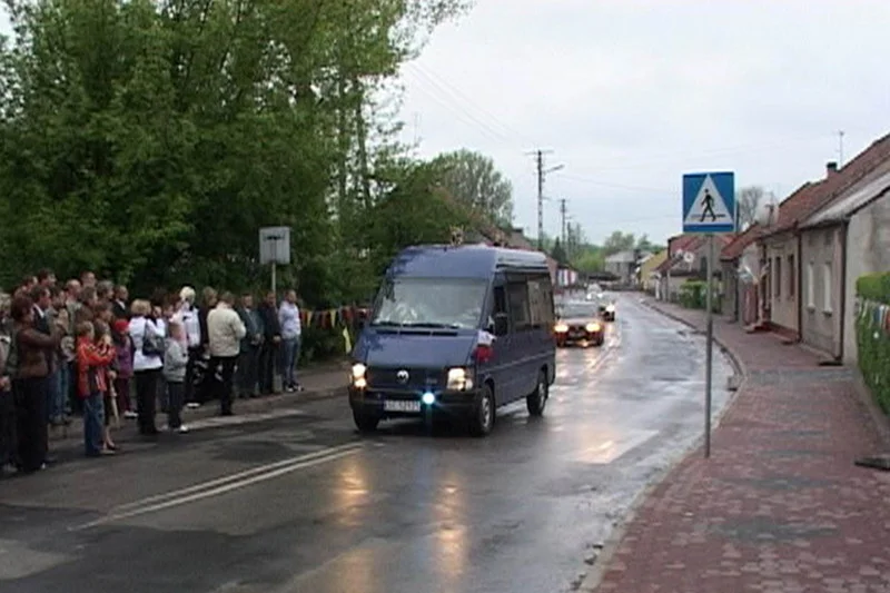 Samochód kaplica jest witany przez wiernych