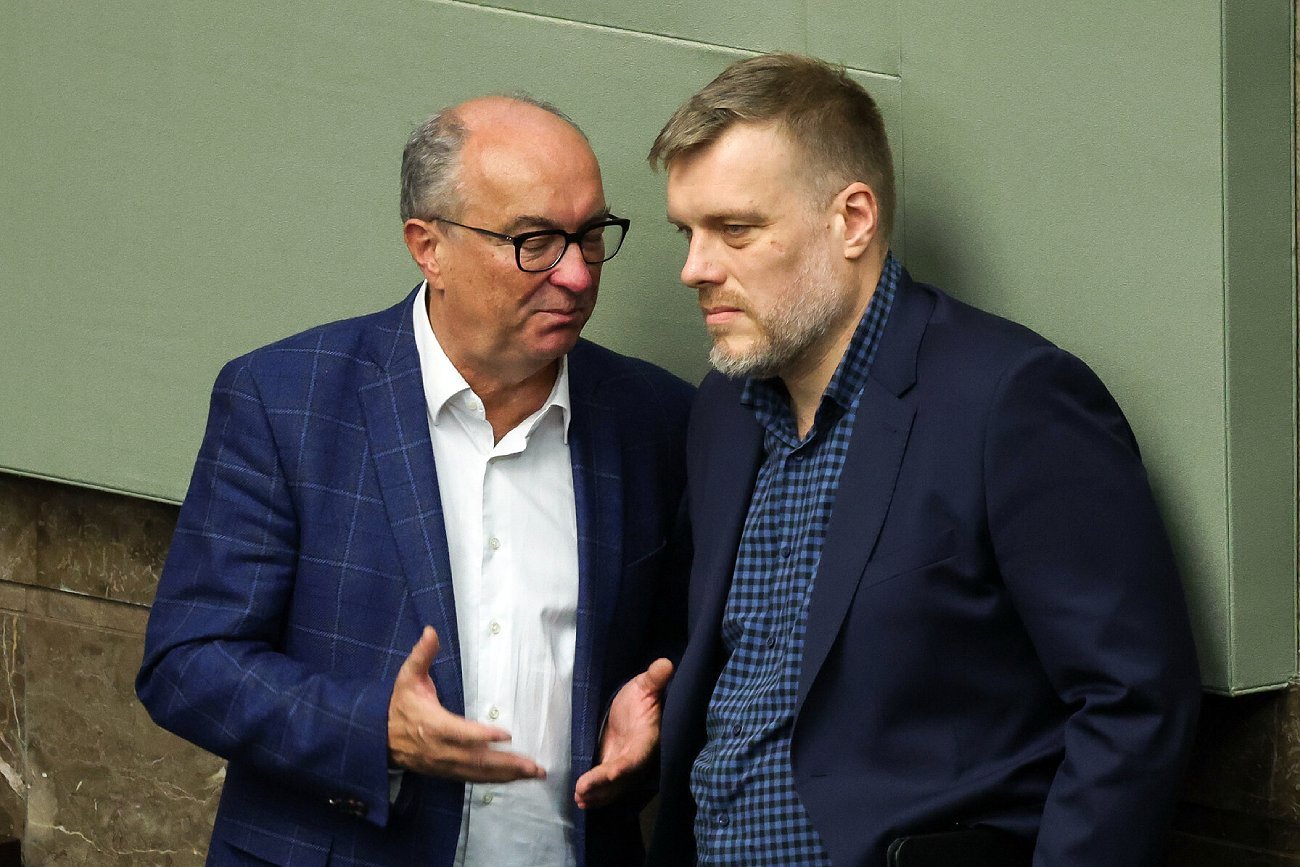 Adrian Zandberg z Razem w Sejmie obok Włodzimierza Czarzastego z Nowej Lewicy