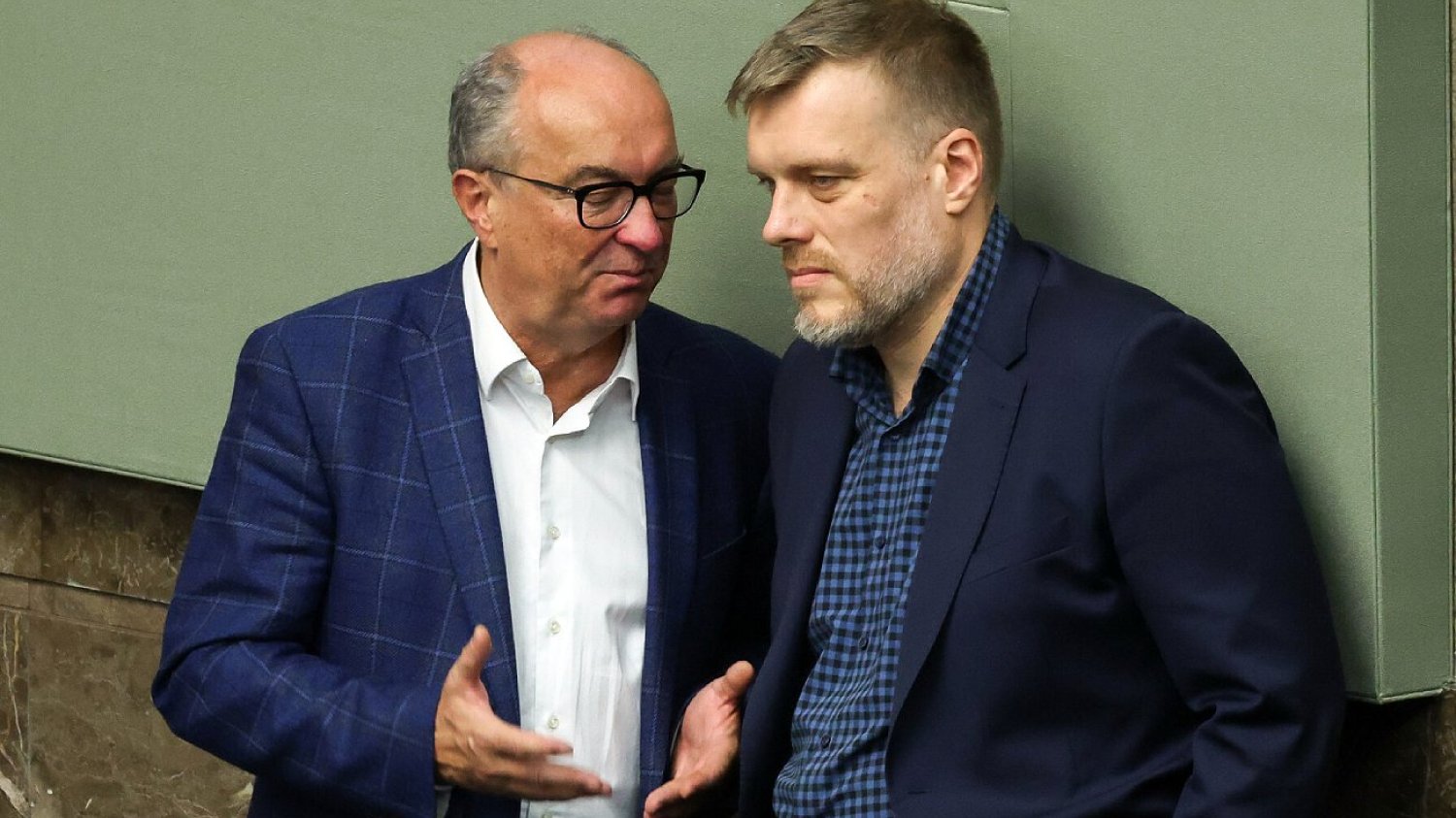 Adrian Zandberg z Razem w Sejmie obok Włodzimierza Czarzastego z Nowej Lewicy