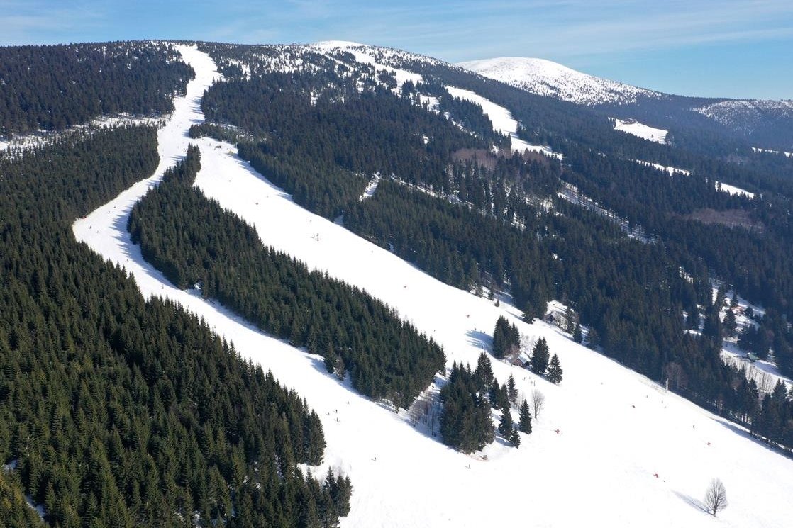 Zaczynasz snuć plany na sezon narciarski? Sprawdź koniecznie, co oferują Czechy. Przedstawiamy siedem najciekawszych destynacji oraz porady, dzięki którym twój zimowy wyjazd będzie naprawdę udany