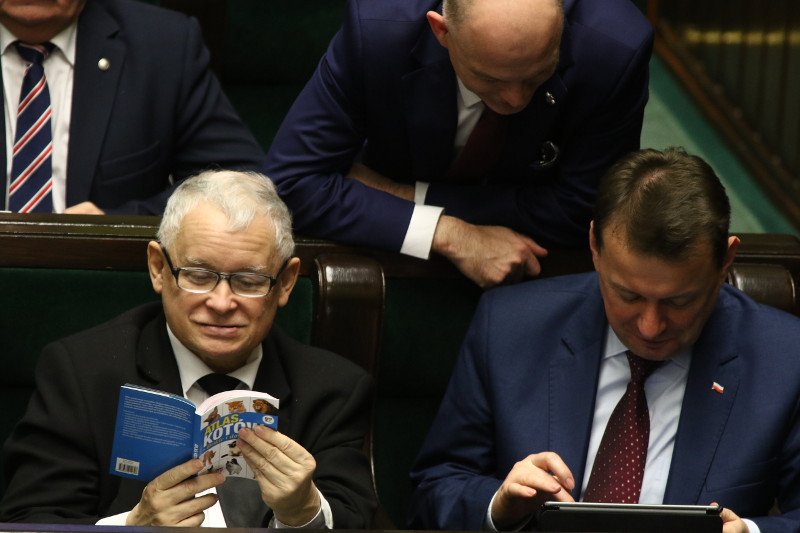 "Atlas kotów", który w Sejmie czytał prezes Jarosław Kaczyński, wylicytowano za ponad 250 tys. zł.