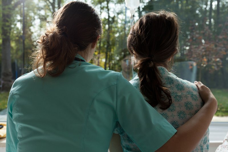 Nie tylko Kaczyński nie mówił matce prawdy. "Udawałam, że nie mam białaczki. Mama odkryła, że jestem łysa"