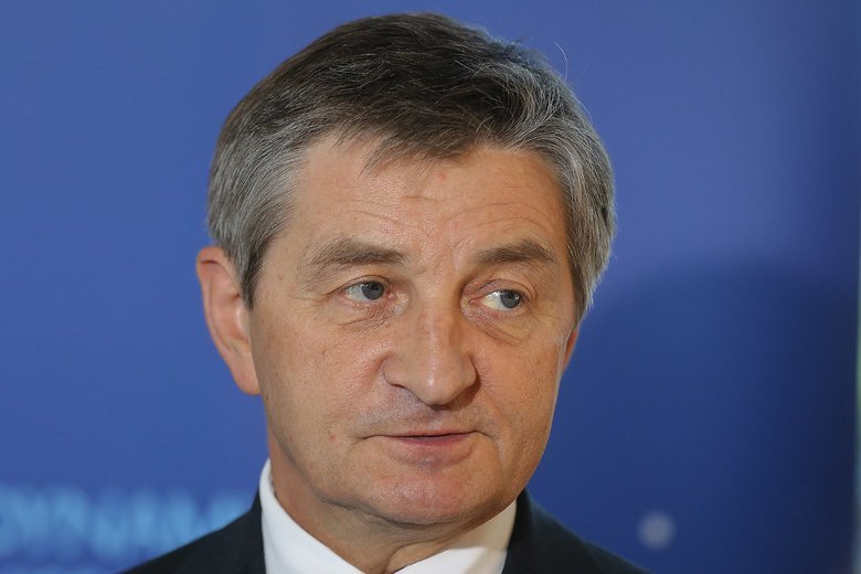 Marszałek Kuchciński deklaruje wpłatę na cele charytatywne za przeloty jego rodziny rządowym samolotem. Realny koszt takiego przelotu jest bardzo wysoki.