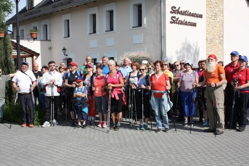 Starsi mieszkańcy są bardzo aktywni. Organizują m.in. nordic walking