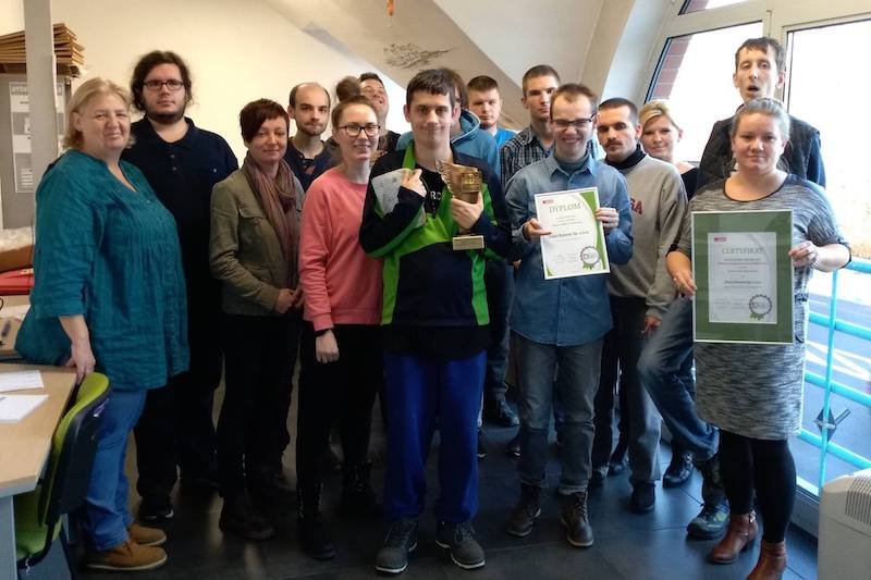 Drukarnia WYDRUKUJEMY.TO z Zielonej Góry stała się znana w całej Polsce po tym, jak odmówiła nacjonalistom realizacji zlecenia na materiały szkalujące ludzi LGBT.