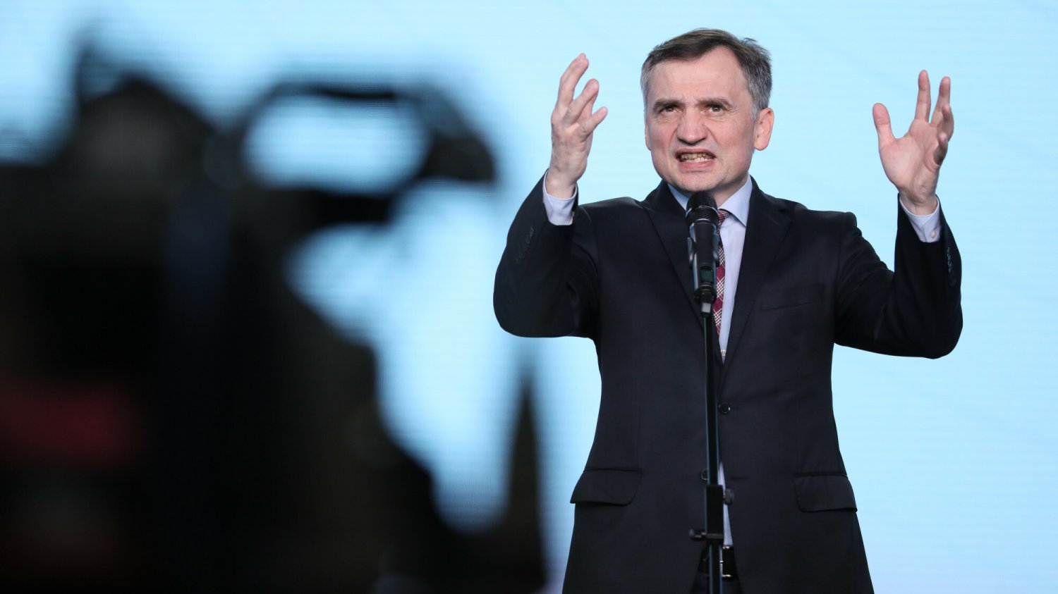 Zbigniew Ziobro na konferencji prasowej bronił posłów PiS, którzy zagłosowali przeciwko rezolucji PE ws. bezpieczeństwa Europy. Do tego oskarżał polskiego premiera Donalda Tuska o zdradę. Zbigniew Ziobro na konferencji prasowej bronił posłów PiS, którzy zagłosowali przeciwko rezolucji PE ws. bezpieczeństwa Europy. Do tego oskarżał polskiego premiera Donalda Tuska o zdradę.