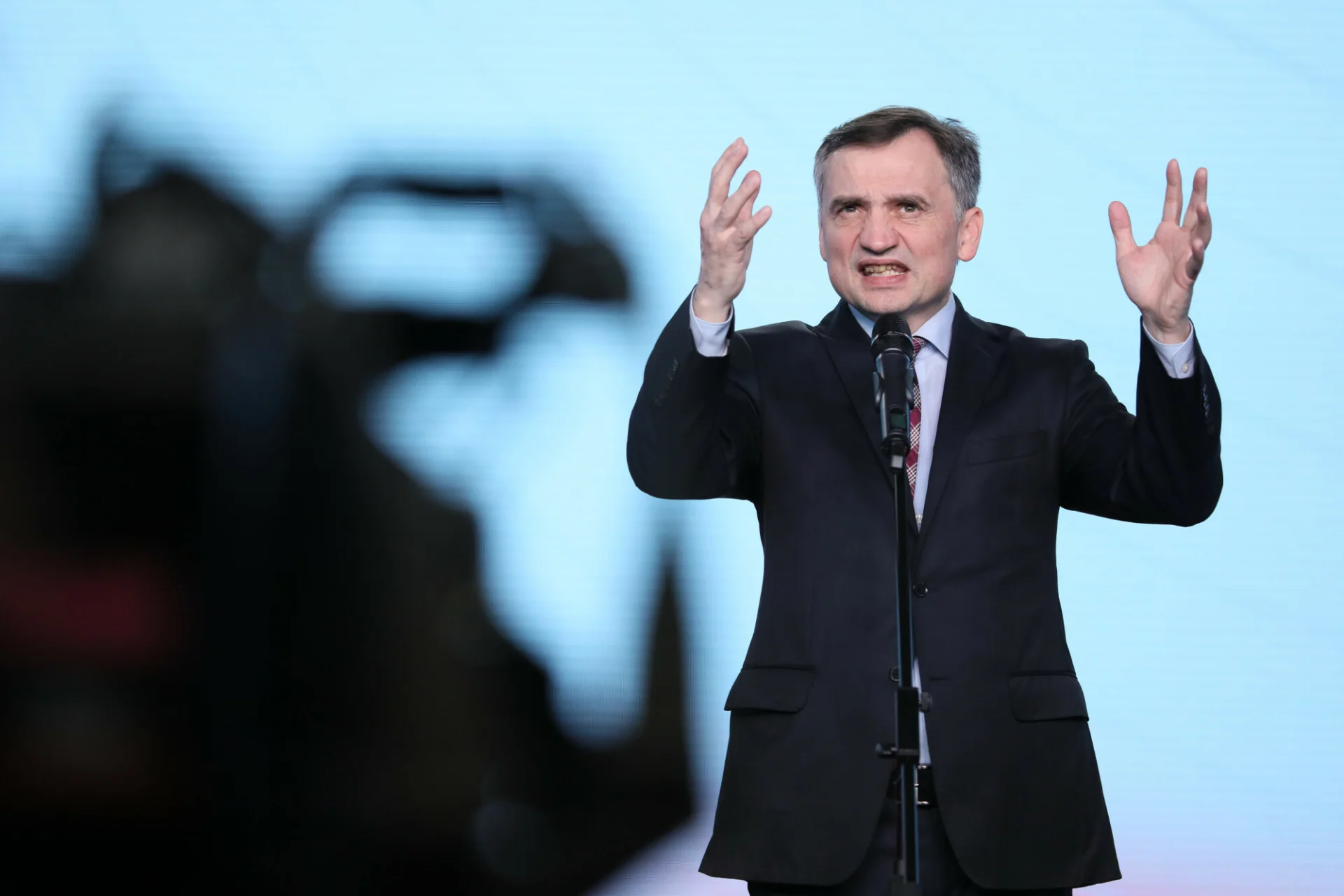 Zbigniew Ziobro na konferencji prasowej bronił posłów PiS, którzy zagłosowali przeciwko rezolucji PE ws. bezpieczeństwa Europy. Do tego oskarżał polskiego premiera Donalda Tuska o zdradę. Zbigniew Ziobro na konferencji prasowej bronił posłów PiS, którzy zagłosowali przeciwko rezolucji PE ws. bezpieczeństwa Europy. Do tego oskarżał polskiego premiera Donalda Tuska o zdradę.