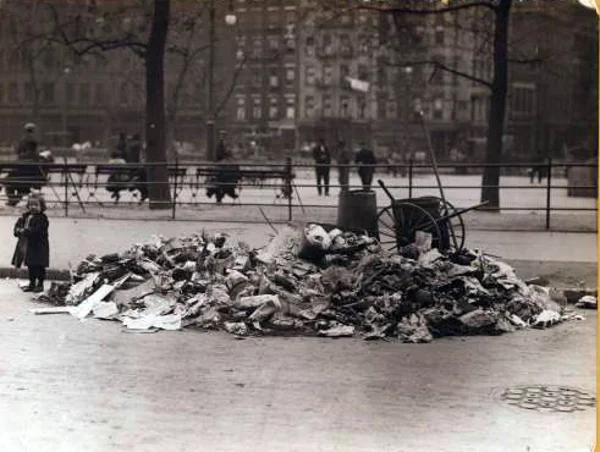 Odpadki czekające na ulicy na sprzątnięcie. W 1908 roku w Krakowie metodę udoskonalono i śmieci czekające na wywóz nakazano wkładać do metalowych skrzyń.