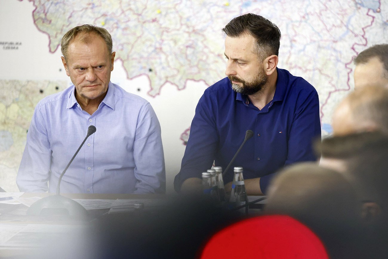 Na zdjęciu Donald Tusk i Władysław Kosiniak-Kamysz przed uczestnikami obrad sztabu kryzysowego.