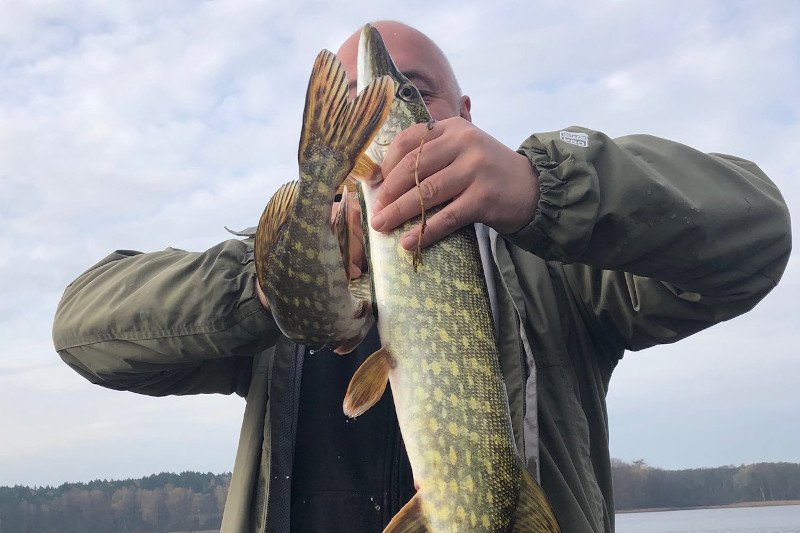 Joachim Brudziński i Czesław Hoc z PiS uczcili pamięć zmarłego kolegi wyprawą na szczupaki.