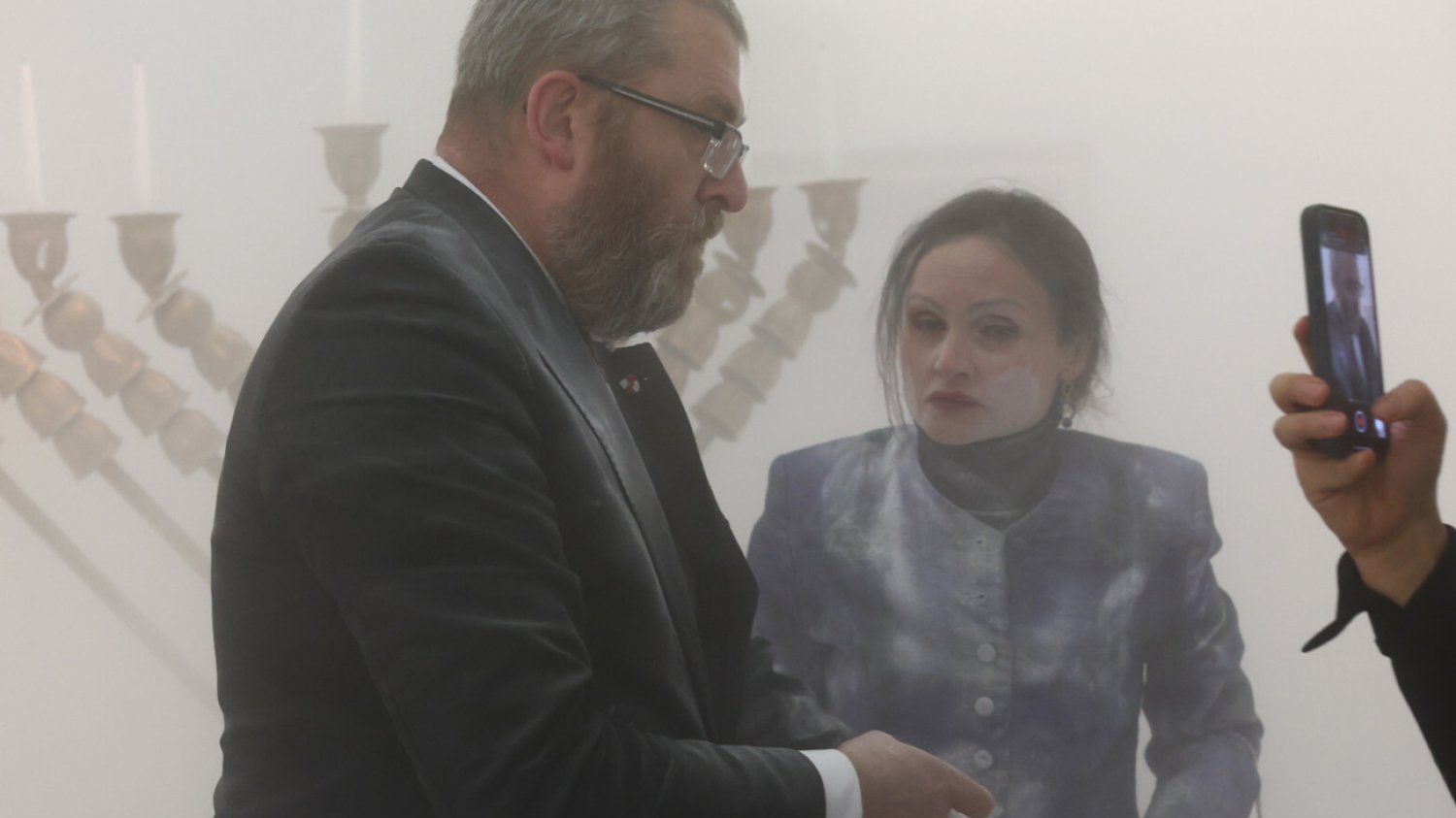 Kobieta próbowała powstrzymać Grzegorza Brauna w Sejmie