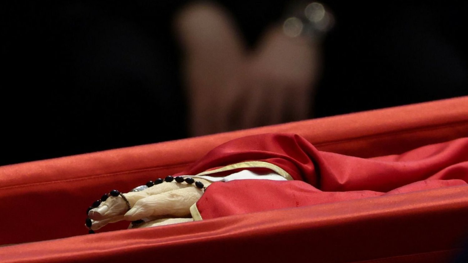 Watykan pokazał grób papieża Franciszka. To było jego życzenie. Grób papieża Franciszka jest gotowy. Watykan pokazał zdjęcie .