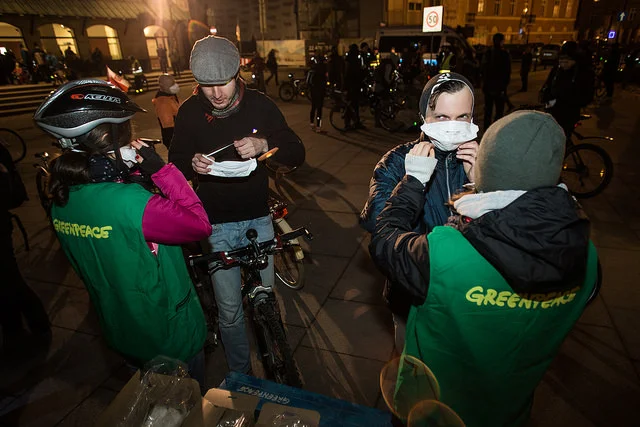 Aktywiści Greenpeace rozdawali rowerzystom maseczki chroniące przed pyłem.