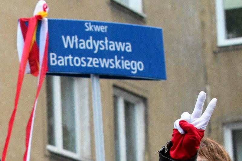 Na zdjęciu – uroczystość nadania nazwy Skweru Władysława Bartoszewskiego w Warszawie. W Krapkowicach na podobną uroczystość na razie raczej się nie zanosi.