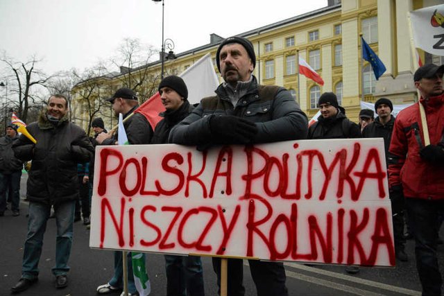 Na polskiej wsi rośnie złość. Z powodu niekompetencji rządu rolnicy nie dostają pieniędzy z Unii Europejskiej.