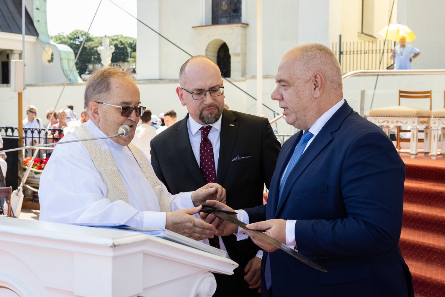 Miecz dla Tadeusza Rydzyka. Niemiecki ekspert zabrał głos.