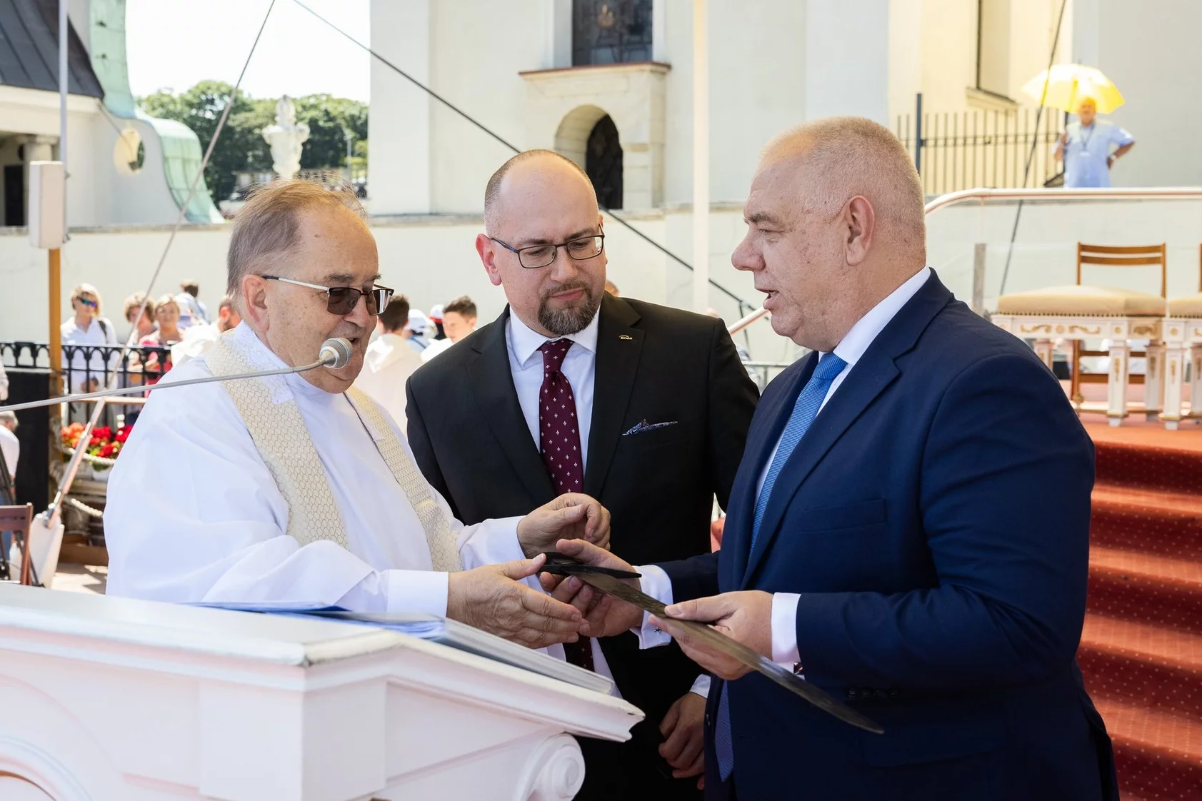 Miecz dla Tadeusza Rydzyka. Niemiecki ekspert zabrał głos.