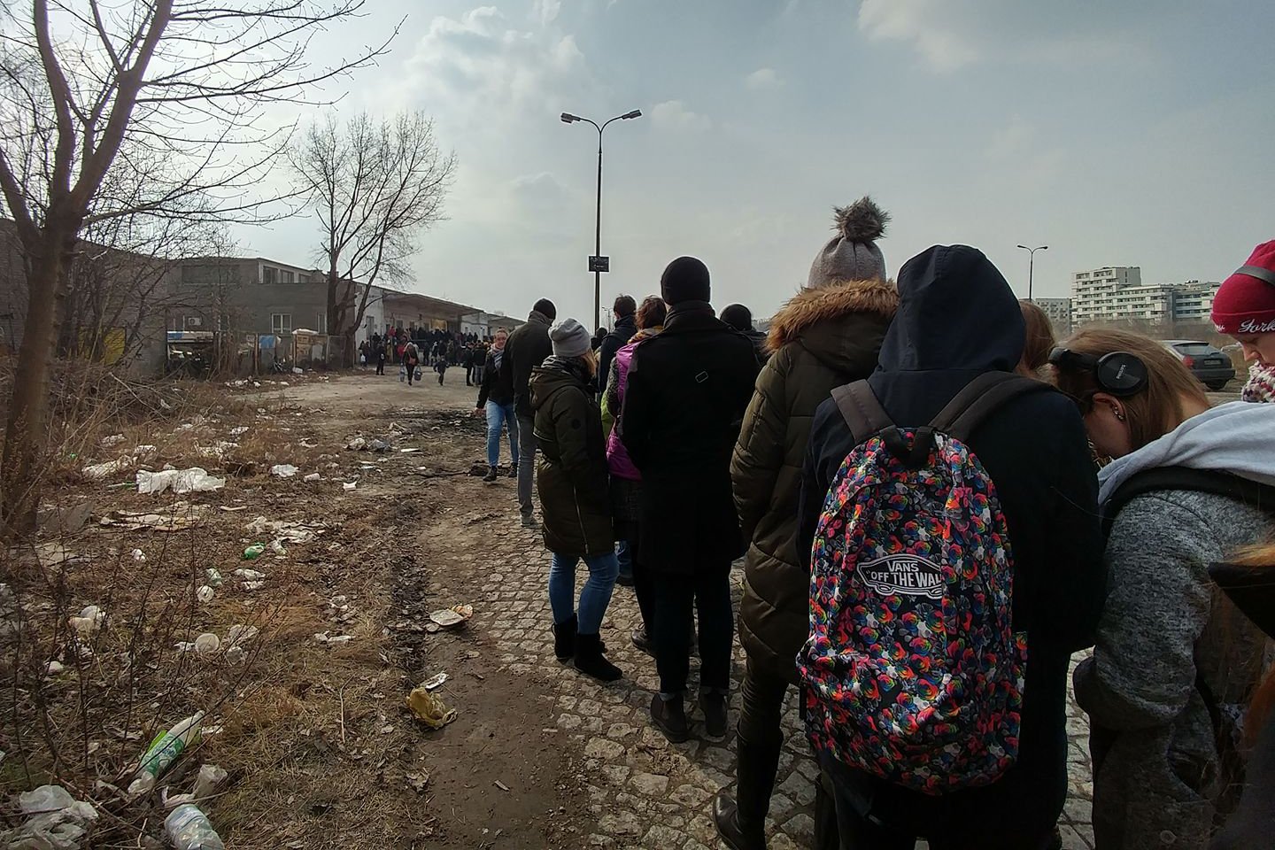 Kolejka jak "za komuny" prowadzi do wyprzedaży książek na warszawskiej Woli.