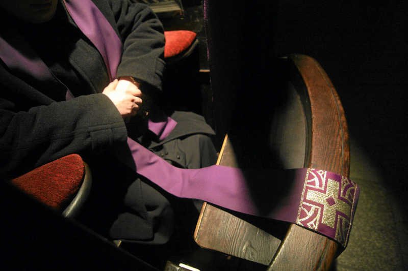 Katolicy przekonują, że ksiądz z powodzeniem może zastąpić psychologa. To nieprawda.