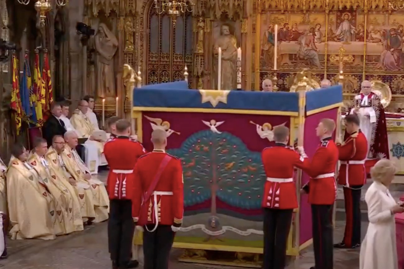 Ceremonia namaszczenia Karola III świętym olejem odbyła się za specjalnym baldachimem