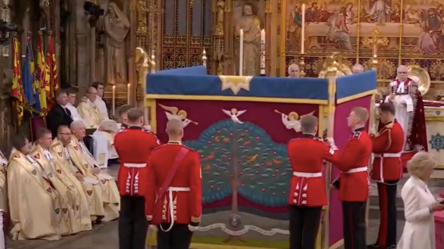 Ceremonia namaszczenia Karola III świętym olejem odbyła się za specjalnym baldachimem