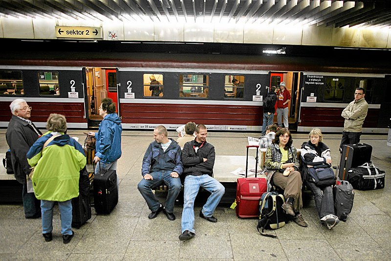 Dlaczego bilety PKP na długi weekend stały się droższe o 100 proc.?