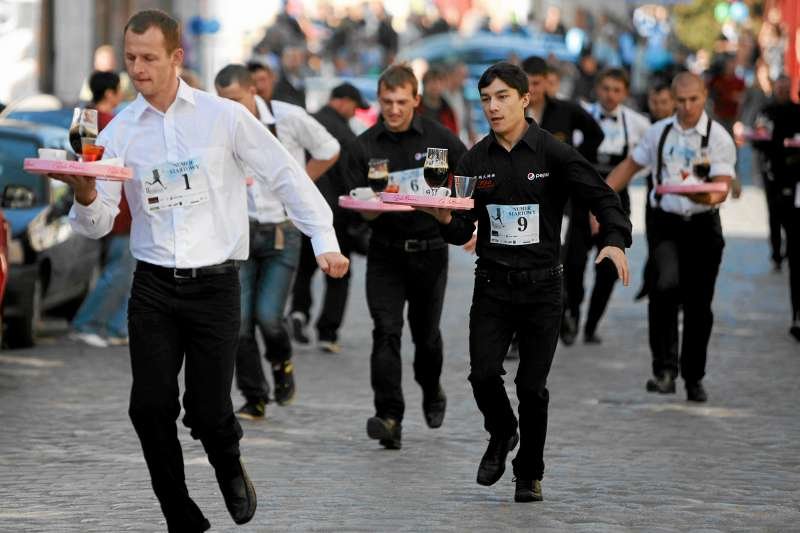 Poznański Bieg Kelnerów. Podobne imprezy odbywają się jeszcze w Krakowie i Wiśle.