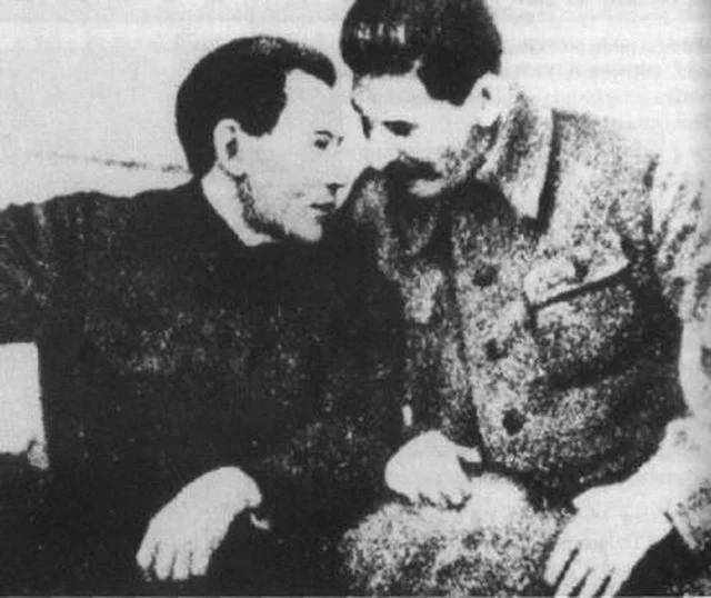 Jeżow i Stalin - dwaj oprawcy tysięcy Polaków.