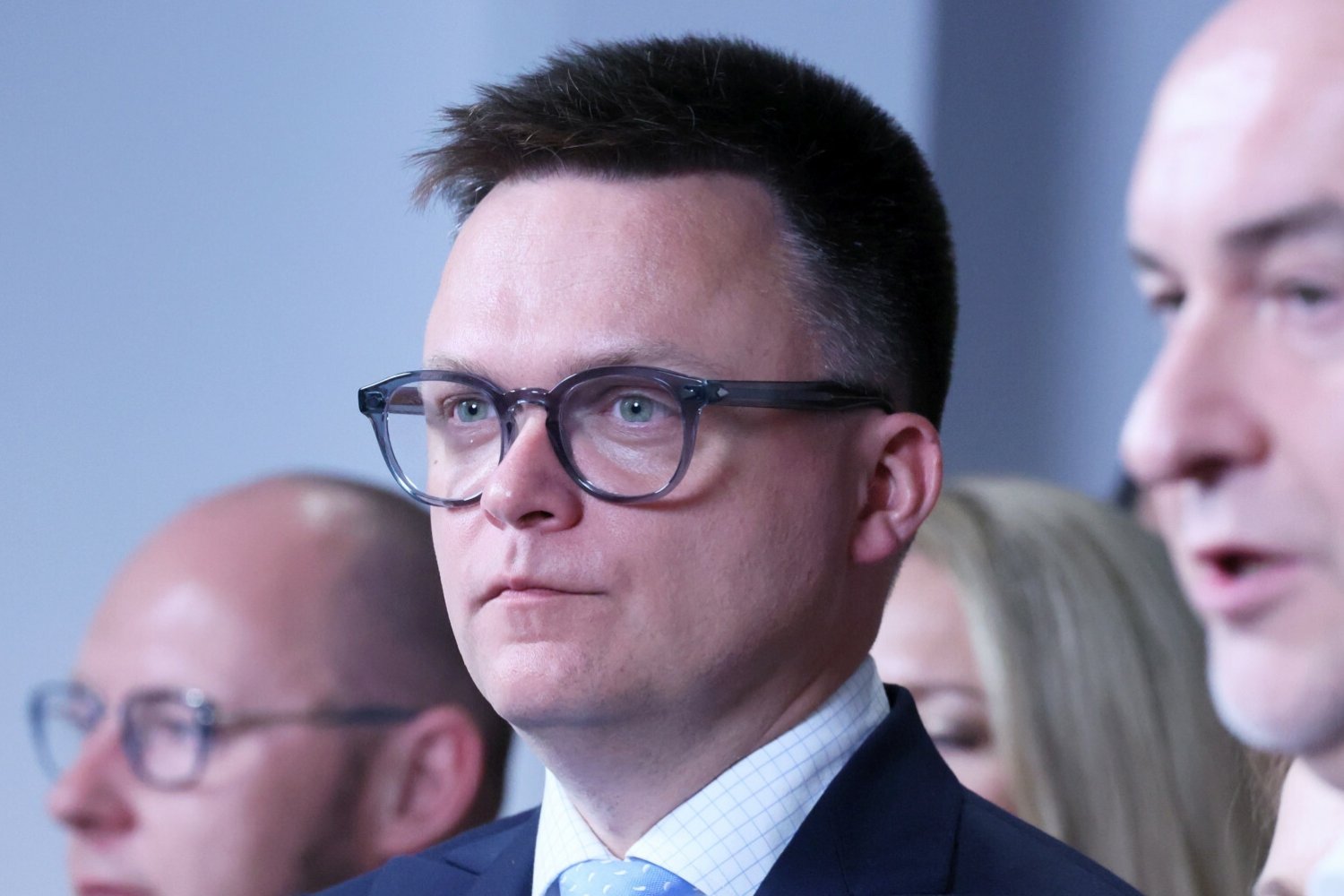 Sondaż. Hołownia zaczął odrabiać straty i remisuje z Konfederacją.