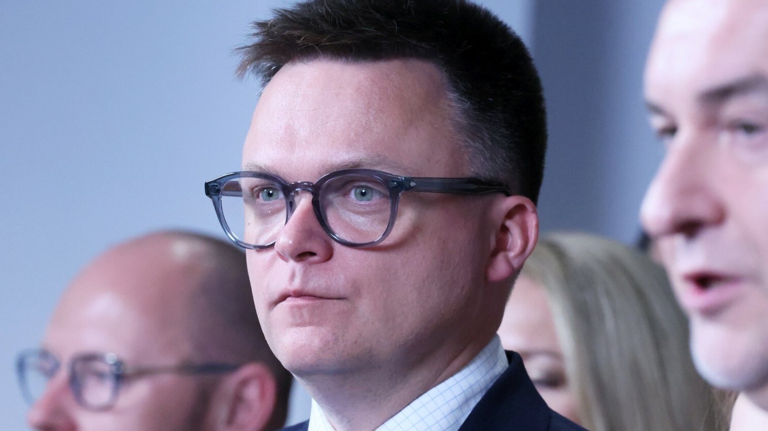 Sondaż. Hołownia zaczął odrabiać straty i remisuje z Konfederacją.