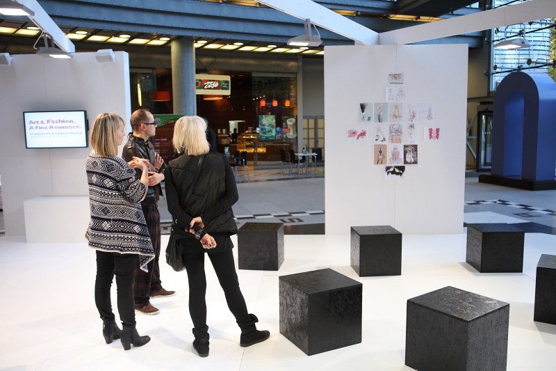 Barbara Hulanicki i Olka Osadzińska oglądają ekspozycję prac Huberta Kołodziejskiego