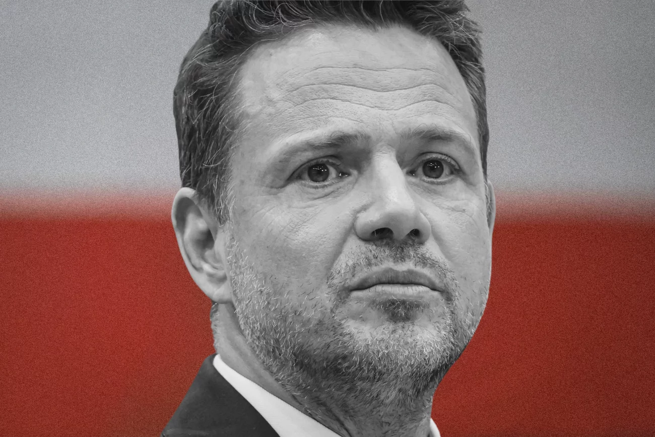Rafał Trzaskowski o włos przegrał wybory prezydenckie. Co dalej z rządem Donalda Tuska i Koalicją 15 X? Jaka jest przyszłość polityczna Rafała Trzaskowskiego? Zapraszamy na podcast Krótko i naTemat. Rafał Trzaskowski z poważną miną na tle flagi Polski.