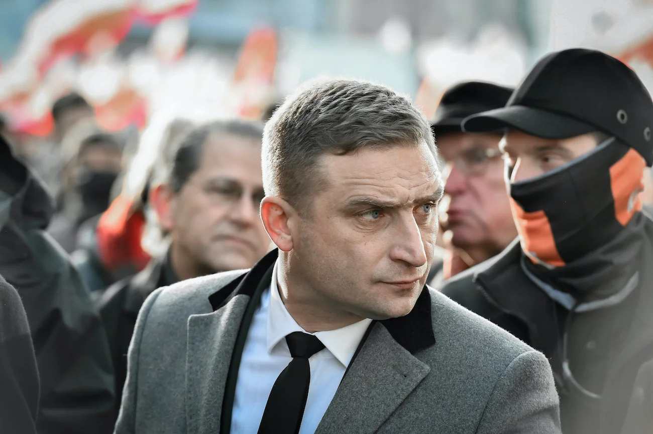 Robert Bąkiewicz podczas marszu nacjonalistów (2021).