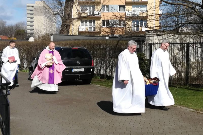 "Wyczyn" palących książki księży z Gdańska odnotowano też za granicą.
