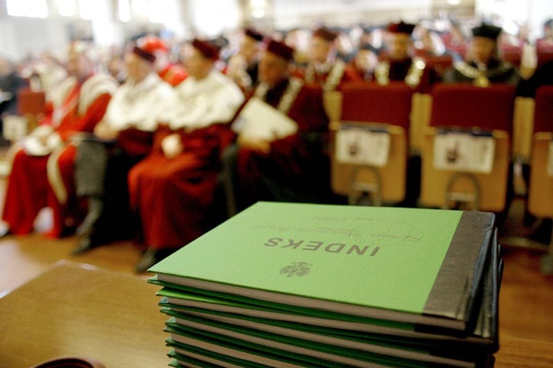 Z "Diagnozy Społecznej" 2013 wynika, że dyplom uczelni wyższej traci na wartości.