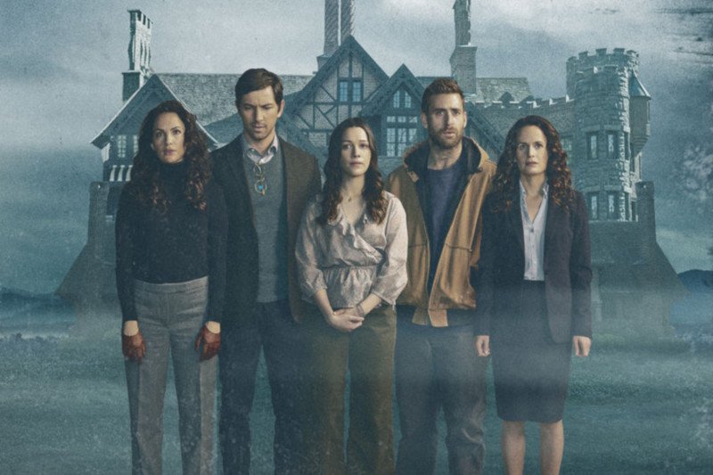 "Nawiedzony dom na wzgórzu" jest połączeniem przerażającego horroru w gotyckim klimacie  z trudną historią pewnej rodziny