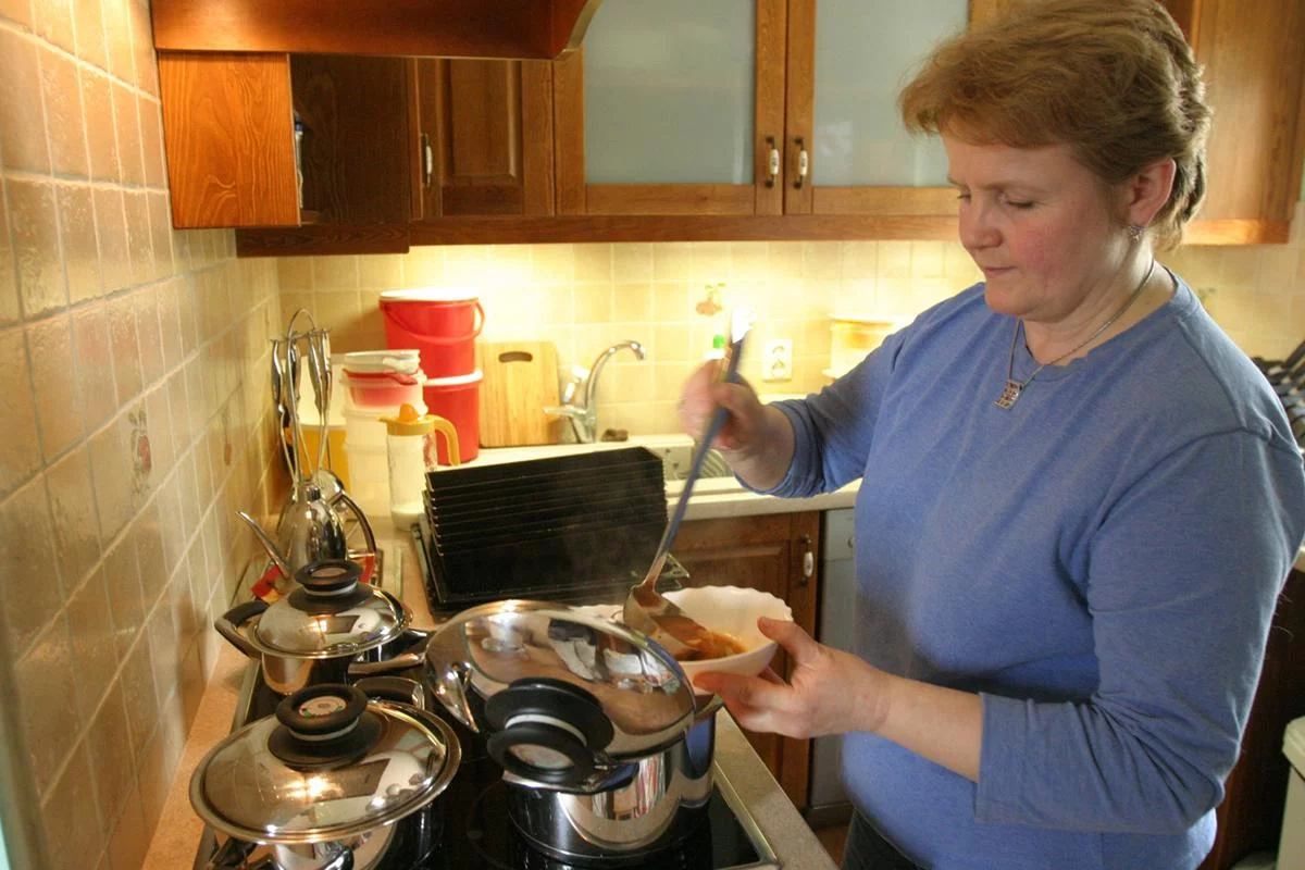 Mama szykuje obiad.
