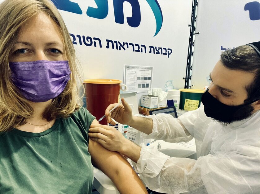 Szczepionka na COVID działa. Izrael o efektach masowych szczepień [BADANIA]