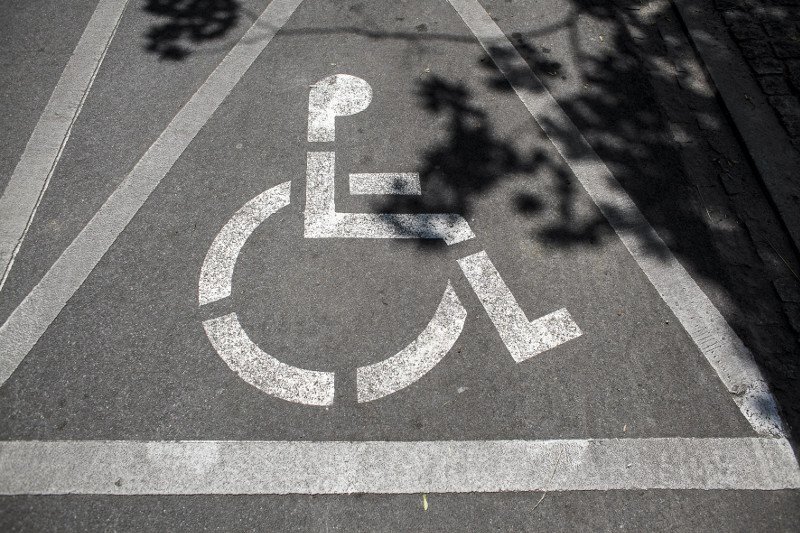 Dlaczego pełnosprawni Polacy tak chętnie parkują na miejscach dla osób z niepełnosprawnością?