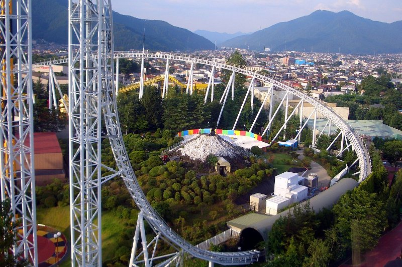 Przedstawiamy najszybsze, najdłuższe i najwyższe kolejki górskie na świecie. Takie rollercoastery jak Kingda Ka, Formula Rossa, Top Thrill Dragster, Do-Dodonpa, Steel Dragon 2000 czy Tower of Terror II przyciągają fanów nagłych zastrzyków adrenaliny