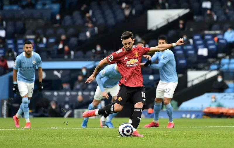 Bruno Fernandes zdobywa gola dla MU w starciu z Man City.