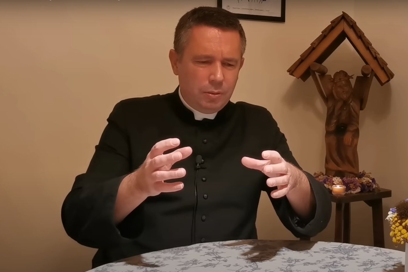 Ksiądz poszedł do centrum handlowego i posmutniał. "Znak czasów"