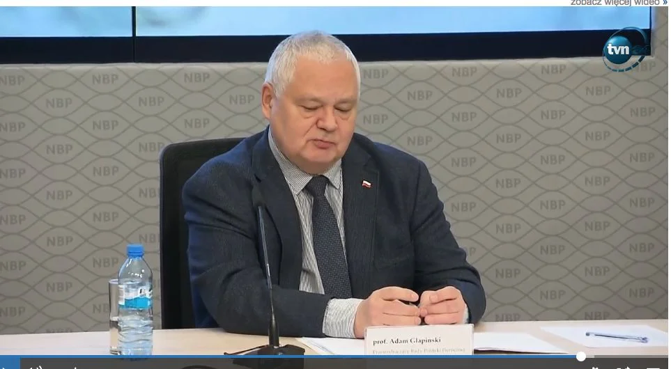 Adam Glapiński podczas konferencji prasowej nt. zarobków pracowników NBP.