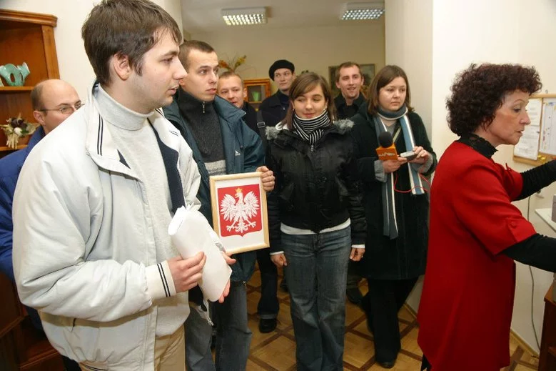 Patryk Jaki na Uniwersytecie Opolskim w 2006 r. Wówczas polityk przyszedł na UO jako uczestnik happeningu "Młodych Konserwatystów", którzy przynieśli rektorowi godło państwowe, bo uczelnia - ich zdaniem - nie eksponowała odpowiednio symboli narodowych.