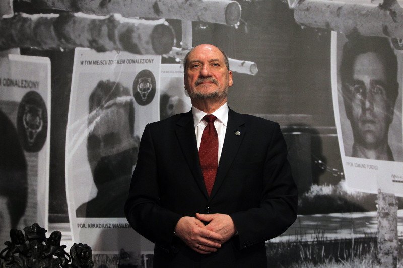 Macierewicz uważa, że to koniec legendy Lecha Wałęsy.