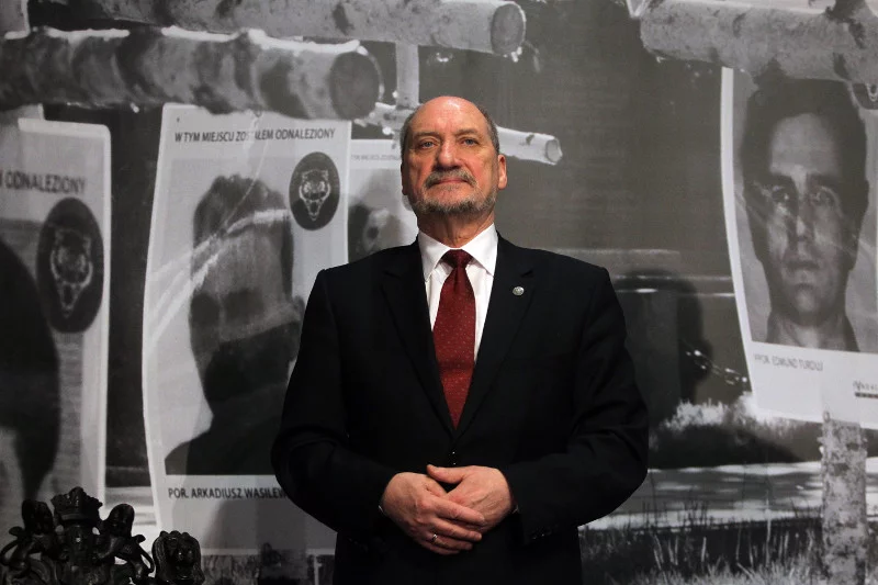 Macierewicz uważa, że to koniec legendy Lecha Wałęsy.