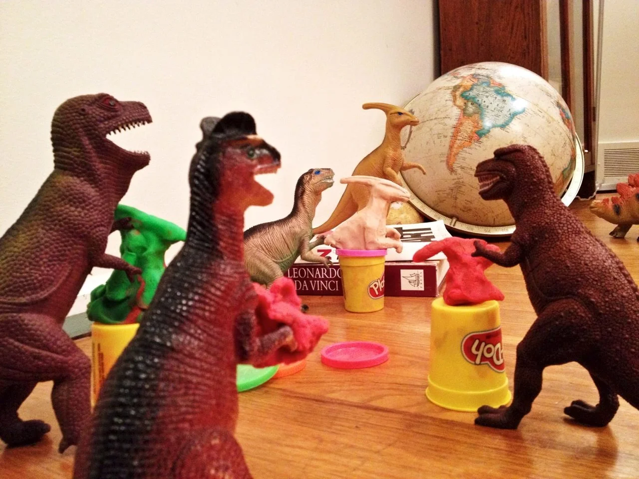 Dinozaury bawią się plasteliną PlayDo